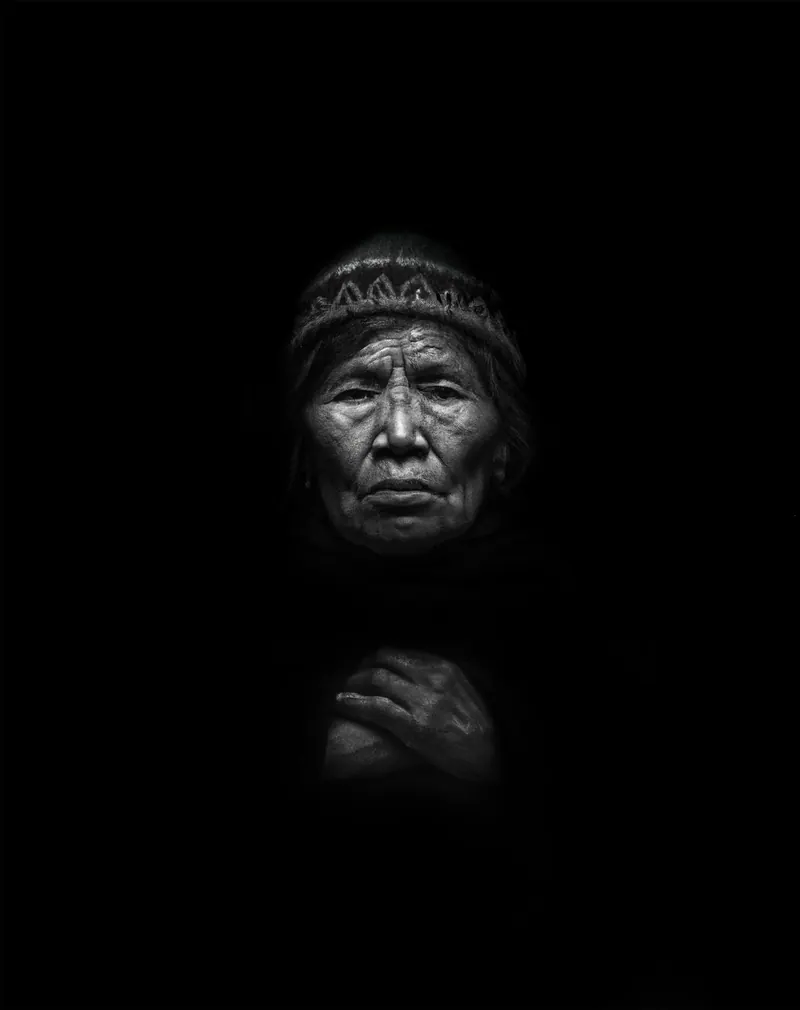 Una abuela andina generada con IA, con un gorro tejido, en blanco y negro.