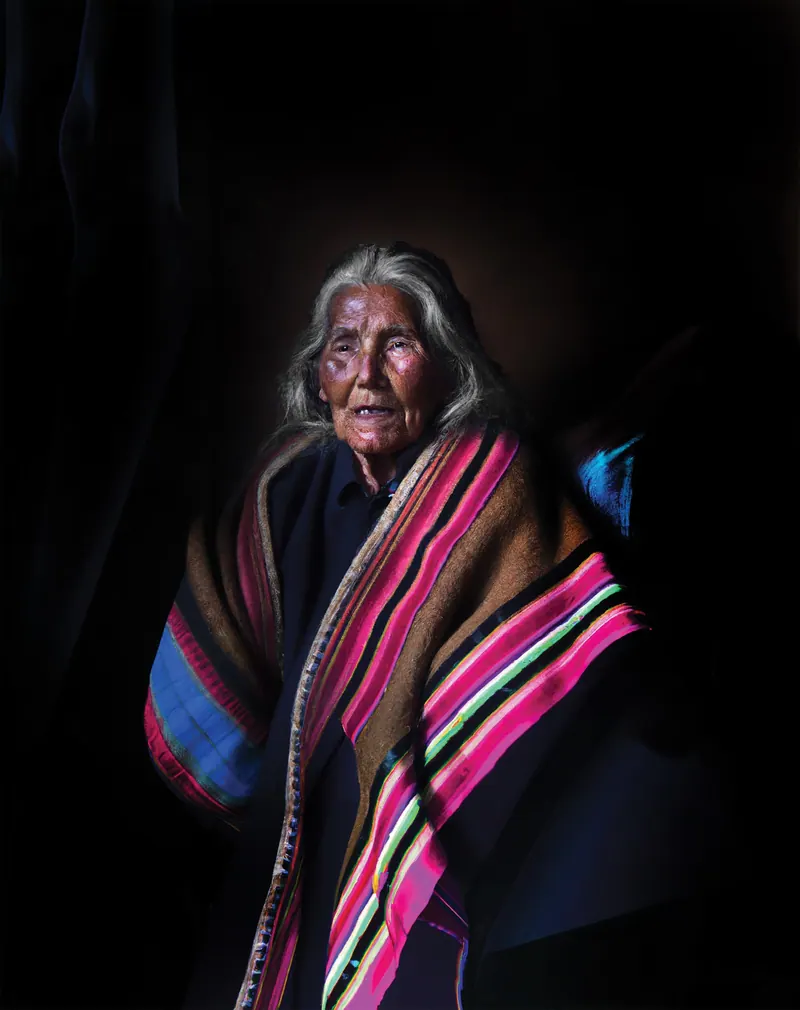 Una abuela andina generada con IA, con una manta rosada a rayas.