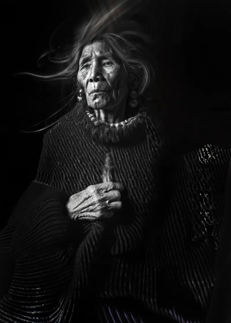 Una abuela andina generada con IA, con el pelo al viento, en blanco y negro.