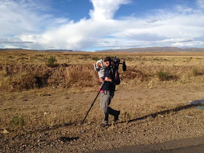 Una persona carga una cámara por el altiplano. La marcha a La Paz, Bolivia, 2016.