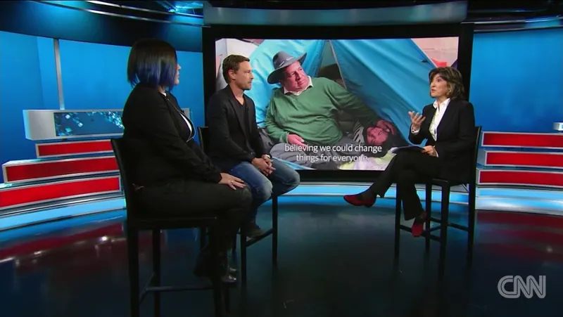 Tres personas conversan en un set de CNN. Un estudio de CNN.
