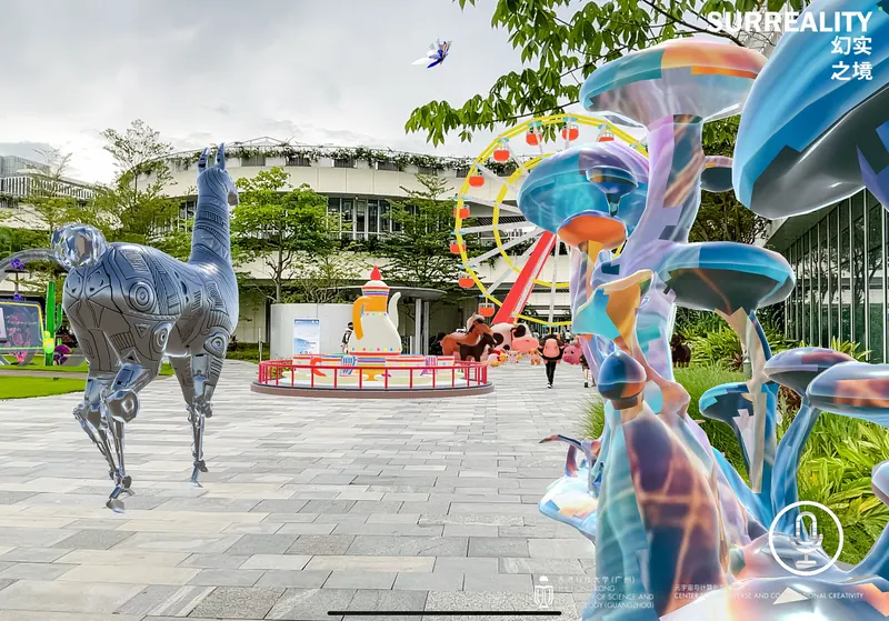 Esculturas de realidad aumentada en una plaza: una llama plateada y hongos azules gigantes, con el logo de Surreality. Surreality, HKUST (Guangzhou), 2025. La llama es uno de los personajes animados en 3D de Brian Condori Marza.