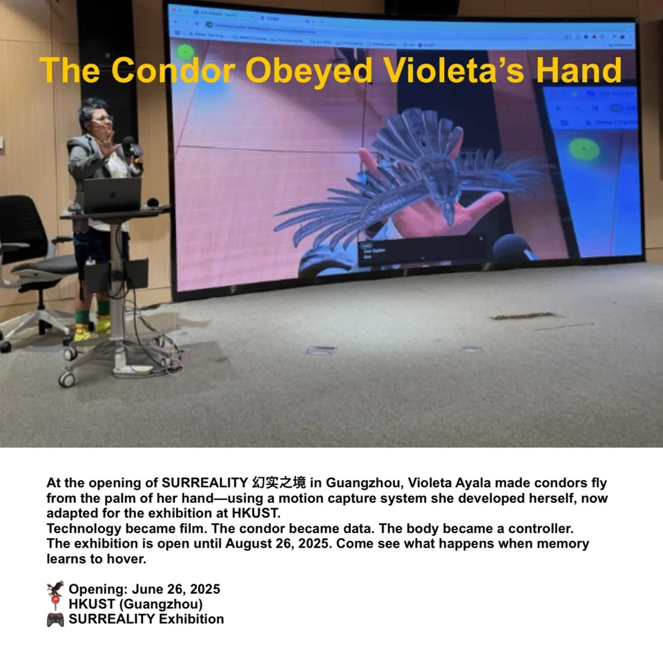 Una persona habla por un micrófono junto a una gran pantalla curva que muestra un cóndor azul sobre una mano abierta. Arriba, el título The Condor Obeyed Violeta's Hand. Abajo, un texto sobre la inauguración de Surreality en Guangzhou el 26 de junio de 2025.