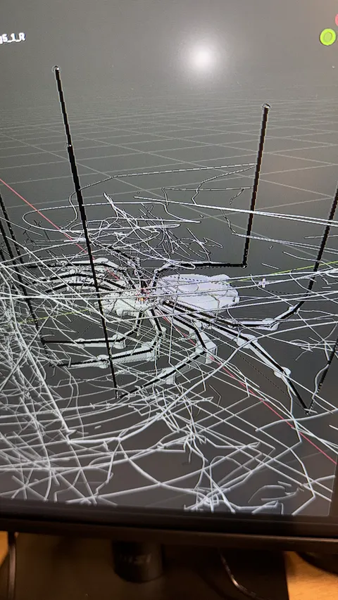 Una pantalla muestra una araña 3D en medio de una tela enredada de hilos blancos.