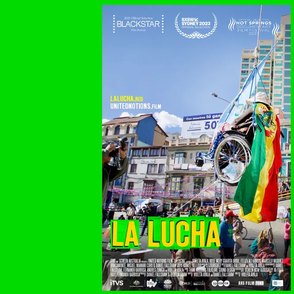 El afiche de La Lucha sobre un fondo verde: una silla de ruedas cuelga en el aire con una bandera boliviana, sobre una multitud en una calle.
